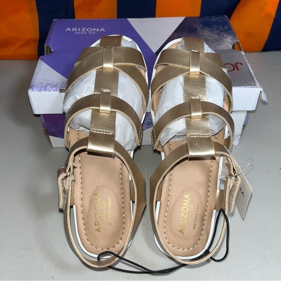 New ARIZONA JEANS CO.
GIRLS COASTAL METALLIC GOLD SLINGBACK FLAT SANDALS SIZE 2M - Picture 7 of 9